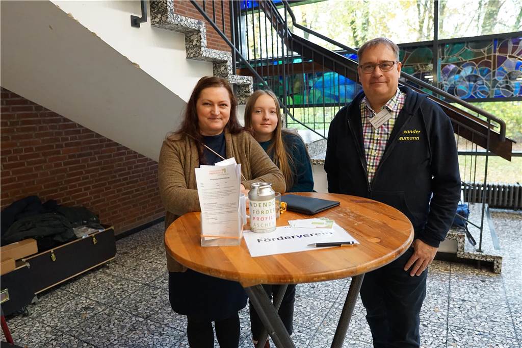 Am Stand des Fördervereins konnten sich die Eltern informieren, wie wichtig dieser für Schule, Schüler und Eltern ist.