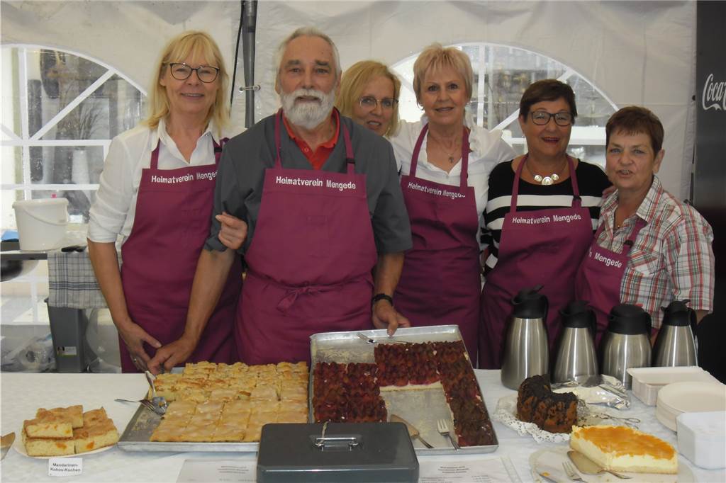 So engagieren sich die Ehrenamtlichen auf dem Michaelisfest in Mengede Am Stand des Heimatvereins: (v.l.) Ulrike Weigert, Otto Buschmann, Ingrid Thiel, Bärbel Staudener, Ingrid Westphal und Monika Zbikowski.