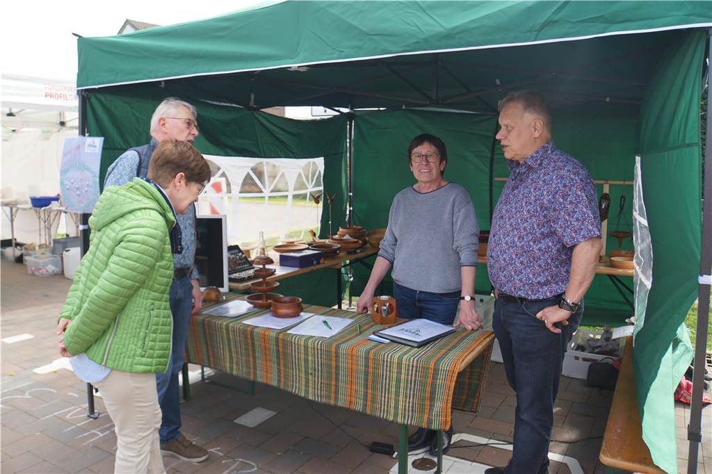 Am Stand des Herberner Heimatvereins gab es von Alfons Nordhoff aus Horn selbst gedrechselte Holzwaren wie Kugelschreiber, Schüsseln und Etageren zu kaufen