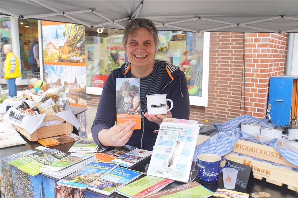 Frühlingsfest Herbern 2024: Volle Straßen bei bestem Wetter Am Stand von Ascheberg Marketing zeigte Stefanie Krampe Informationen rund um die Gemeinde Ascheberg.
