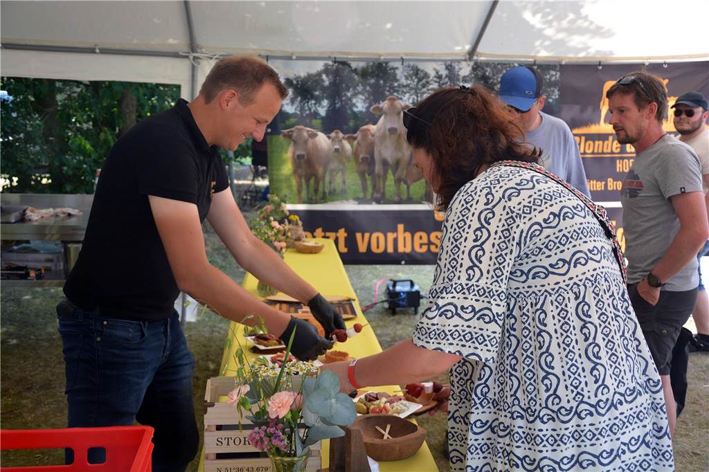 Von Happy Noaber bis Curry-Club-Sandwich: Viele Leckerbissen bei Grillevent Am Stand von Familie Wigger konnten die Besucher Steaks vom Blonde d‘ Aquitaine Rind und Erdbeer-Marschmallows probieren.