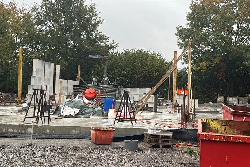 Arbeiten am Feuerwehrgerätehaus in Sythen bald abgeschlossen Baustelle des Feuerwehrgerätehauses Hullern - Erste Mauern werden auf der Bodenplatte hochgezogen.