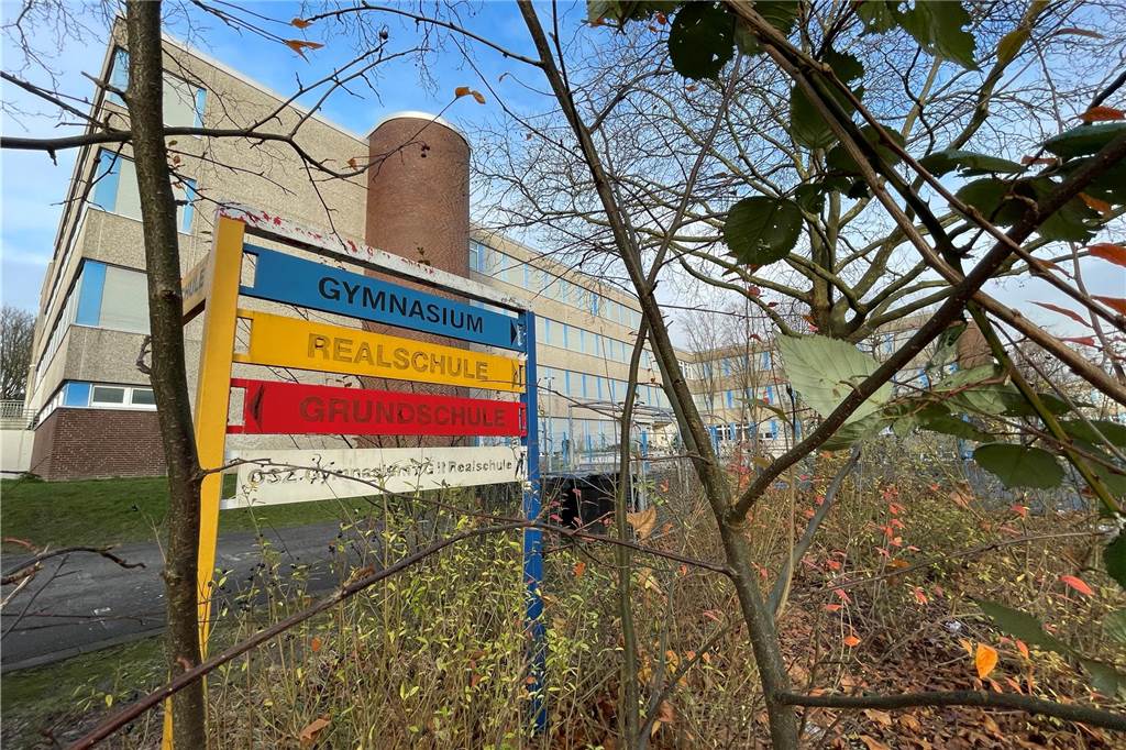 Ausfall am Kirchlinder Schulzentrum: Rohrbruch legt Teile von drei Schulen lahm Am Standort in Kirchlinde sind drei Schulen. Überall hatte der Wasserrohrbruch auf diesem Schulhof Auswirkungen auf den Schulbetrieb am Dienstag. Auch am Mittwoch wird das noch so sein.