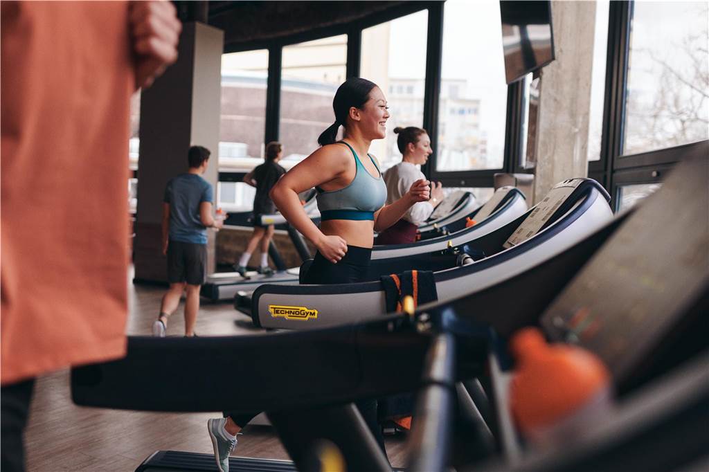 Frauen beim Cardio-Training im FitX-Studio in Dortmund´.