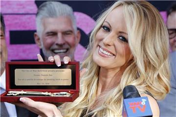Am „Stormy Daniels Day“ überreichte der Bürgermeister von West Hollywood der Pornodarstellerin einen symbolischen Schlüssel für die Stadt. Foto: Ringo H.W. Chiu/FR170512 AP