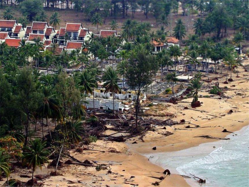 Weltweites Tsunami-Gedenken zehn Jahre nach der Katastrophe Am Strand des thailändischen Ferienortes Khao Lak starben Tausende Menschen, unter ihnen viele deutsche Urlauber. Foto: Vinai Dithajohn/Archiv