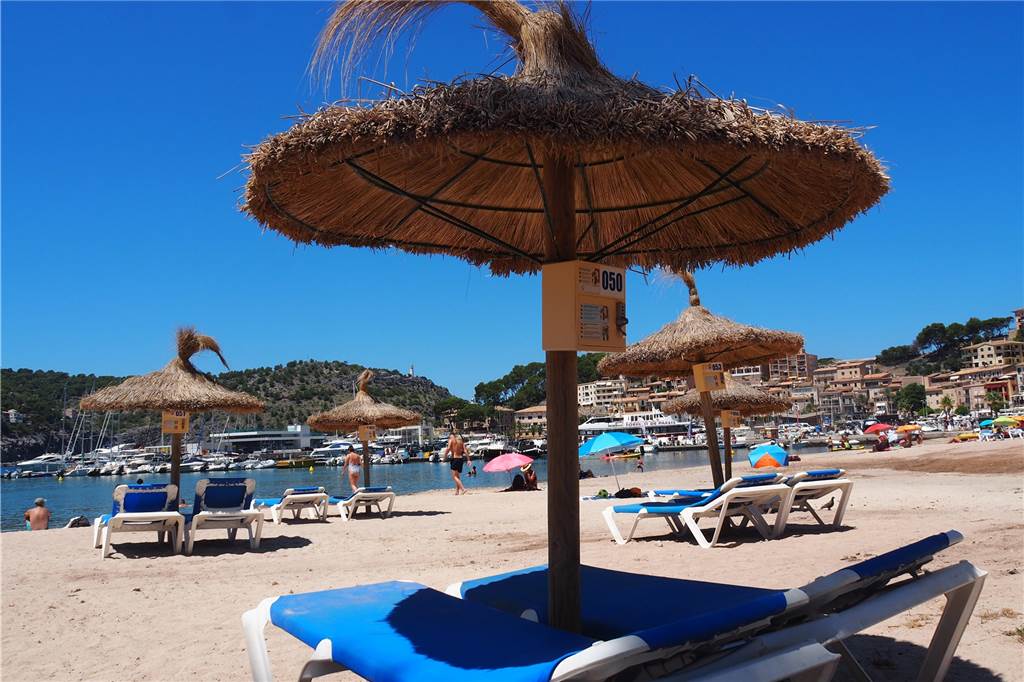 Mallorca trotz Corona: Castrop-Rauxeler Familie nimmt uns mit ins Abenteuer Am Strand von Port de Sóller gibt es noch freie Liegen.