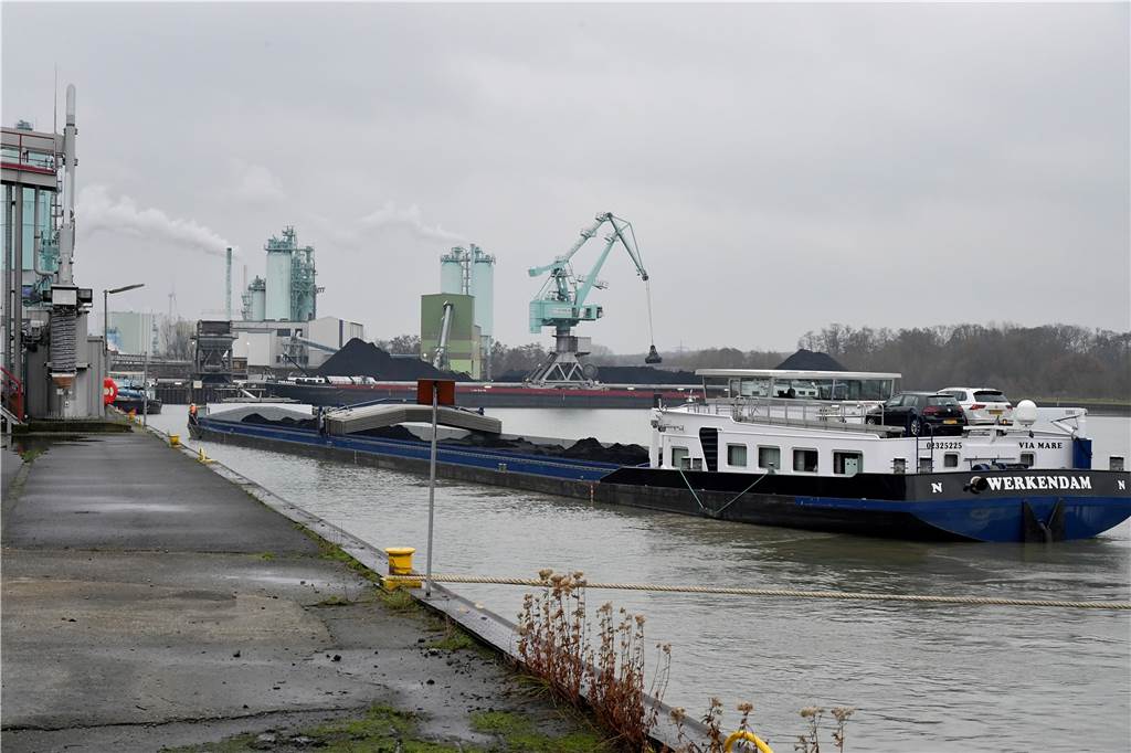 Lüner Kraftwerks-Chef Paul: „Ganz offensichtlich werden wir gebraucht“ Am Stummhafen in Lünen: Binnenschiffe bringen Übersee-Kohle aus Rotterdam.