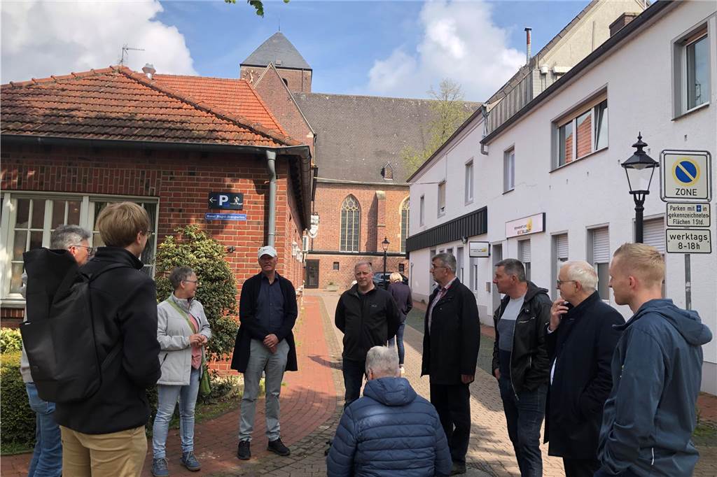 Südlohn anders sehen: Ortsrundgang mit Stadtplanern sensibilisiert Die Teilnehmergruppe macht Halt am Südwall