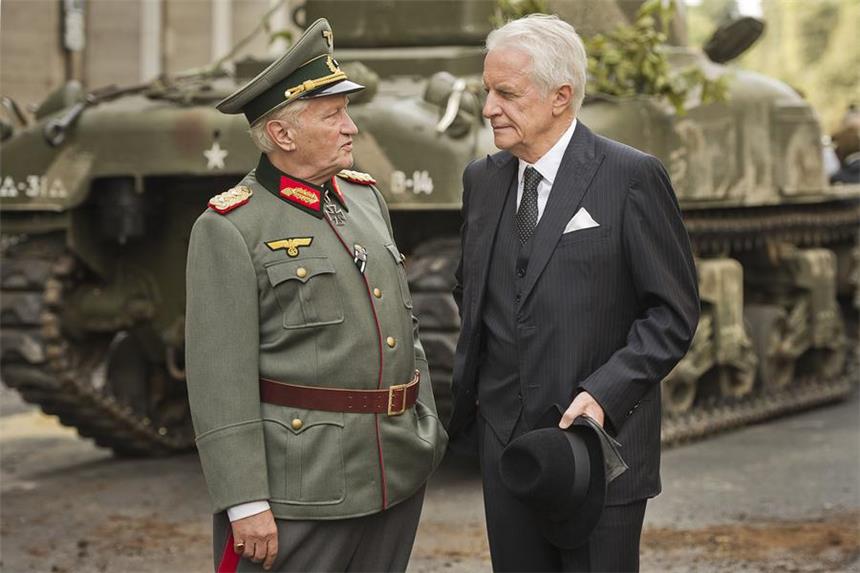 Mit verbalen Waffen gegen kriegerische Gewalt Am Tag der Befreiung von Paris: General von Choltitz (Niels Arestrup) und Konsul Nordling (André Dussolier).