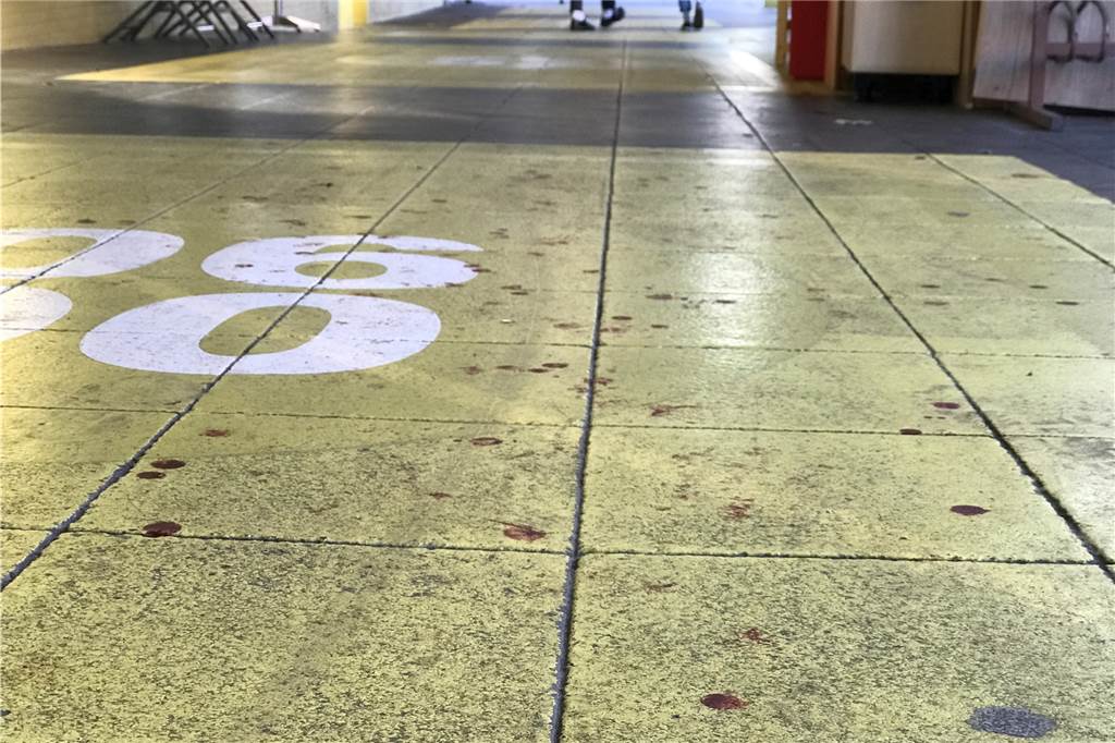 Schüsse und Schreie an Rheinischer Straße: Vorfall wurde gefilmt Am Tag nach dem Einsatz ist der Tatort wieder freigegeben - zahlreiche Blutflecken sind auf dem Fußweg zu sehen.