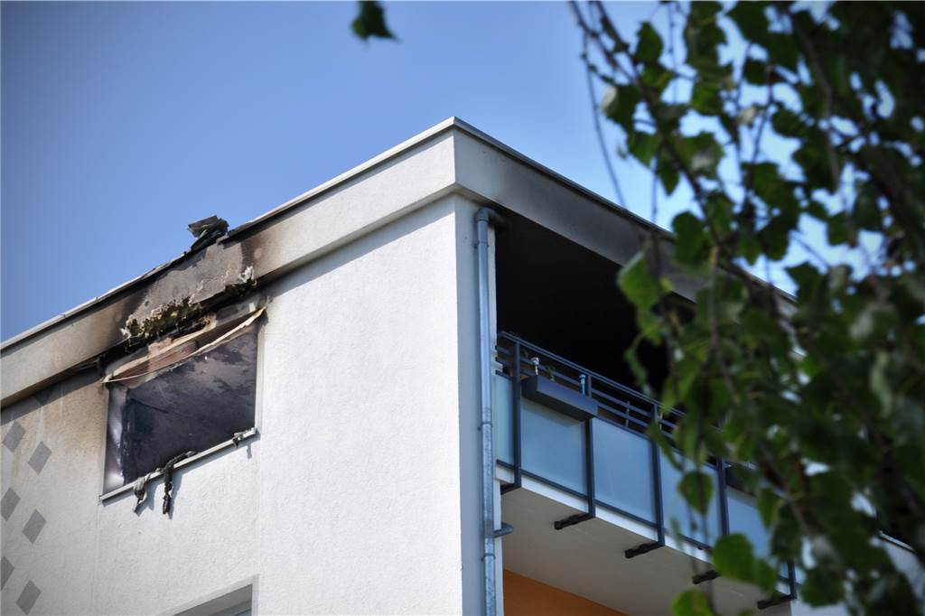 Am Tag nach dem Feuer: Die Brandwohnung im obersten Stock des achtstöckigen Hauses ist wohl vollkommen zerstört. Spuren des großen Brandes findet man aber sogar im Erdgeschoss.