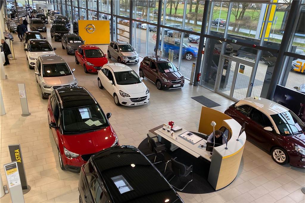 Wie aus dem Autohaus Borgmann binnen weniger Stunden ein Festsaal wurde Am Tag nach dem Neujahrsempfang sah es im Autohaus Borgmann aus wie immer.