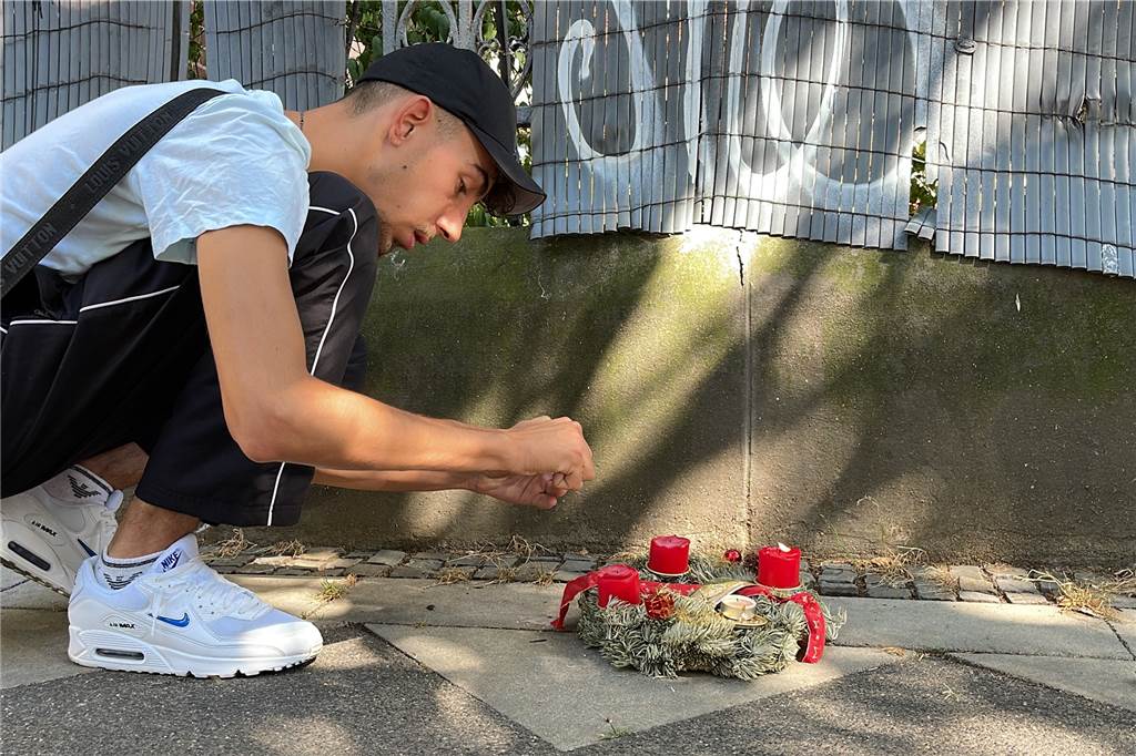 Viele neue Details zum Tod von Mouhamed D. – beschuldigte Polizisten schweigen Am Tag nach dem Tod von Mouhamed D. sind am Tatort Kerzen angezündet worden.