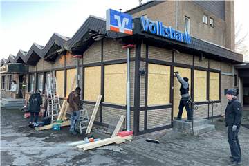 Am Tag nach den Explosionen wurde die kleine SB-Filiale der Vereinten Volksbank in Deuten mit Brettern verriegelt.