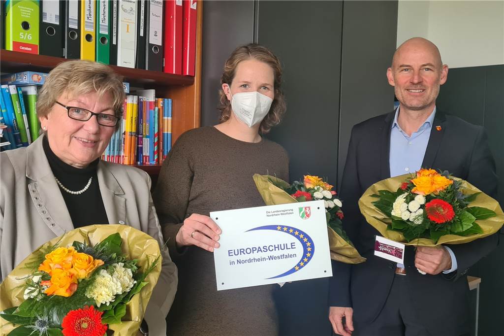 Auszeichnung im Landtag: Kreuzschule ist zertifizierte „Europaschule“ Am Tag nach der Auszeichnung gab es in der Kreuzschulen noch Glückwünsche und Blumen von der Gemeinde als Schulträger. Überreicht von Bürgermeister Franz-Josef Weilinghoff an Martina John (l.) und Elisabeth Budde.