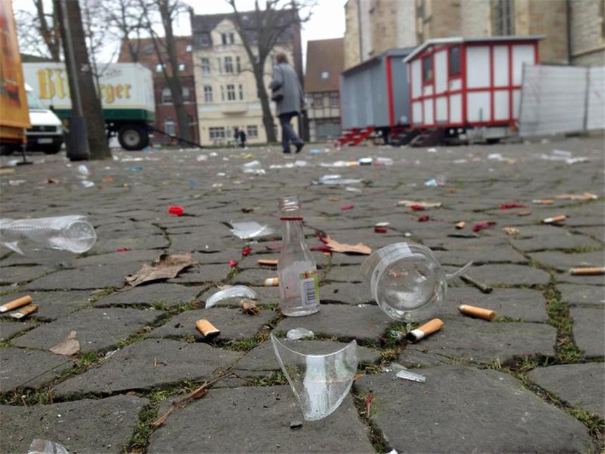 Vier Festnahmen rund um Werner Rosenmontagszug Am Tag nach Rosenmontag begann das große Aufräumen. Trotz Glasverbotes fanden sich überfall Flaschen und Splitter in der Innenstadt.