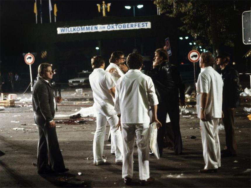 Wiesn-Attentat: Hoffnung auf Aufklärung nach Jahrzehnten Am Tatort: Ermittler suchen am späten Abend des 26. September 1980 nach Spuren. Foto: Istvan Bajzat/Archiv