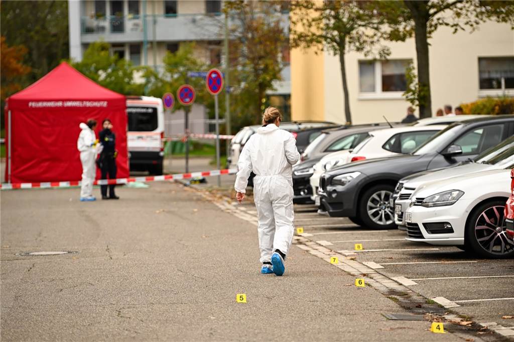 Messerangriff in Ludwigshafen: Zwei Menschen getötet - Polizei schießt Täter an Im Stadtteil Oggersheim haben Ermittler Nummern an einzelnen Spuren aufgestellt.