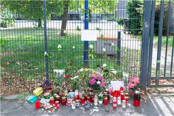 Am Tatort in Düsseldorf erinnern Blumen und Kerzen an die ermordete 36-Jährige. Foto: Christophe Gateau