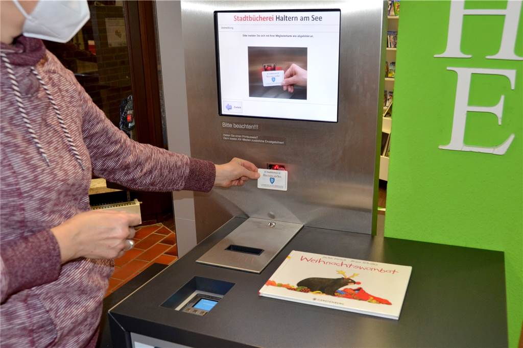 Vom Kauf bis zur Ausleihe: So landet ein Buch im Regal der Halterner Bücherei Am Terminal können die Bücher eigenständig ausgeliehen werden.