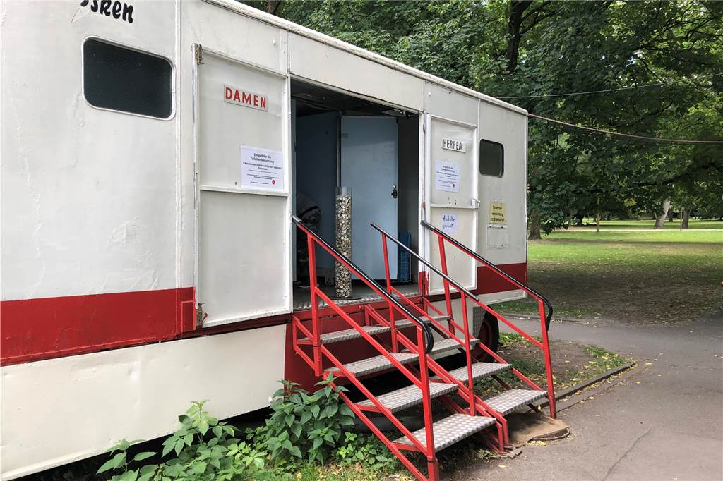 Neuer Sicherheitsdienst im Westpark sorgt für Ärger Am Toilettenwagen im Westpark werden Kronkorken als Bezahlung angenommen.