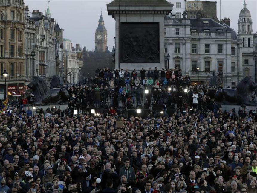 London: Fast alle Festgenommenen wieder frei Am Trafalgar Square in London hatte sich eine Menschenmenge versammelt, um der Opfern des Terroranschlags in Westminster zu gedenken. Foto: Matt Dunham