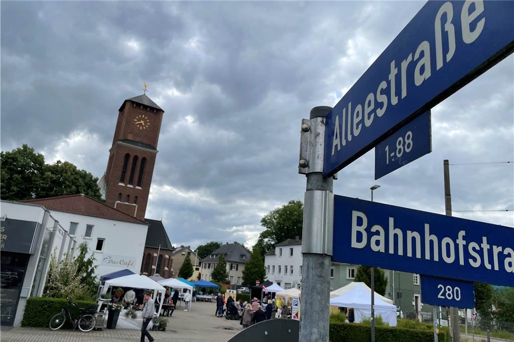 Stadt Castrop-Rauxel kontert Kritik der Bürgerinitiative „Hallenbadwiese“ Am Trauercafé gab es in Rauxel am letzten Mai-Wochenende einen kleinen Nachbarschaftsmarkt. Hier gab es auch Stände von Spielplatz-Befürwortern und der BI, die die Hallenbadwiese retten will.