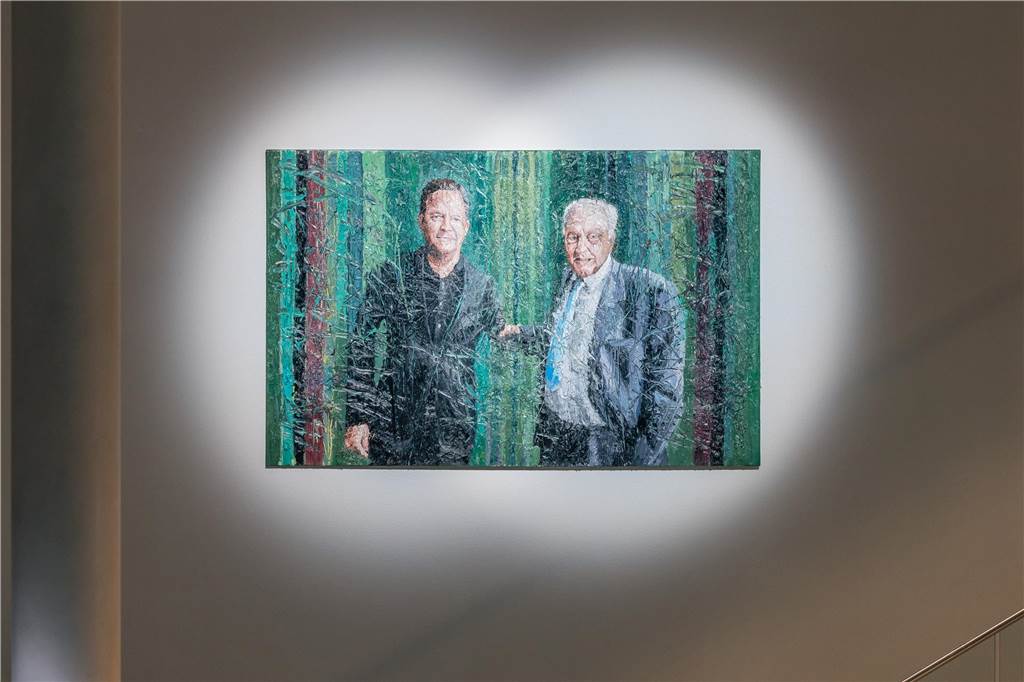 Wilo-Chef Oliver Hermes: Impulsgeber und Zukunftsgestalter Am Treppenaufgang in der Empfangshalle des Pioneer Cubes im Wilopark in Dortmund hängt ein von dem Künstler Oliver Jordan gemaltes Bild, das Oliver Hermes zusammen mit Dr. Jochen Opländer (93) zeigt.