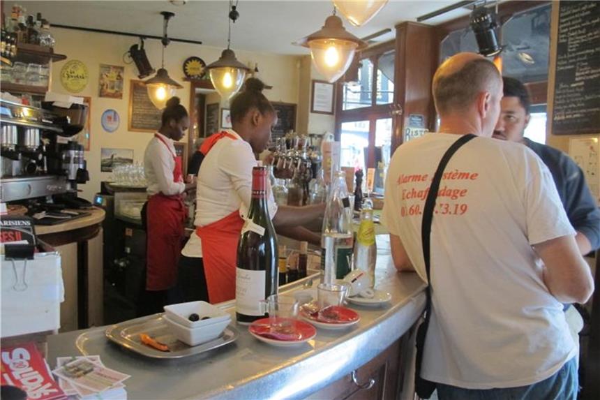Pariser Bistros wollen Unesco-Kulturerbe werden Am Tresen im Bistro Le Mesturet im zweiten Pariser Arrondissement ist noch ein Plätzchen frei. Foto: Ronja Bauer