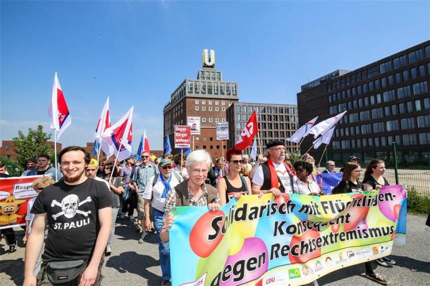 Am U-Turm gab es Kundgebungen, dann zogen die Nazigegner friedlich demonstrierend Richtung Dorstfeld.