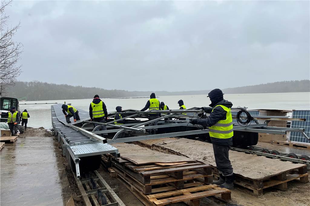Ein Viertel geschafft: Ein Blick auf die Silbersee-Solaranlage in Haltern Am Ufer werden die Solarboote von Mitarbeitern der Firma Baywa verschraubt.