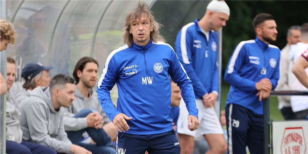 Im Video: Spieler lassen Trainer Michael Wurst nach Kreispokalsieg von FC Castrop-Rauxel hochleben Am Vatertag hat Trainer Michael Wurst mit dem FC Castrop-Rauxel den Kreispokal gewonnen. Noch vor der Siegerehrung wurde er überrascht.