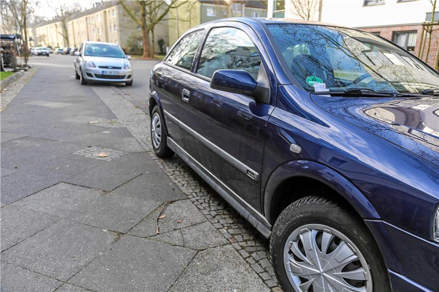 Stadt Dortmund warnt nur jeden zweiten Anwohner vor Am vorderen Fahrzeug hängt noch das Knöllchen. Laut Verkehrsordnung auch zu Recht. Eine Einschränkung für Nutzer des Gehwegs wird aber nicht deutlich.