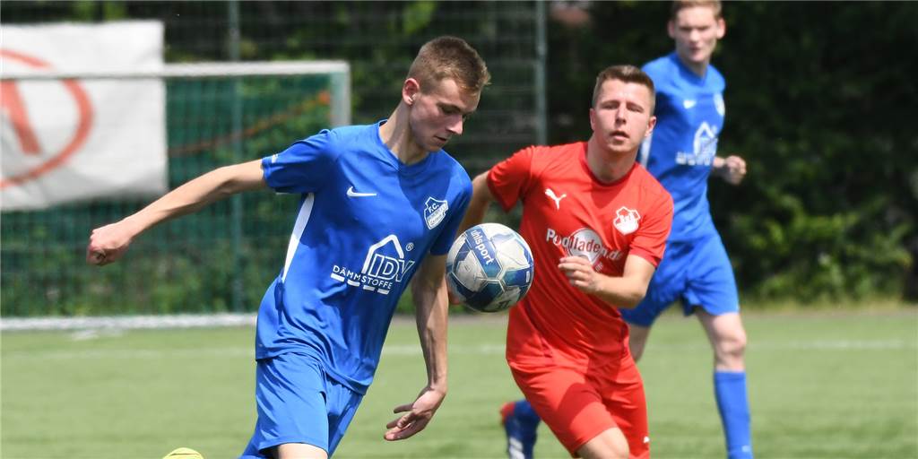 RWT Herne feiert Bezirksliga-Aufstieg - Castrop-Rauxeler Bilanz ist durchwachsen Am vorletzten Spieltag der Kreisliga-A-Saison kassierten der SuS Merklinde (rote Trikots) und der FC Frohlinde II (blau) Niederlagen.