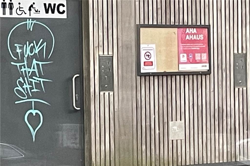Brennpunkt Busbahnhof? Diebstahl, Vandalismus und Körperverletzung Am Vredener Busbahnhof treten immer wieder Schmierereien an den unterschiedlichsten Orten auf. So wie hier an den Toiletten.