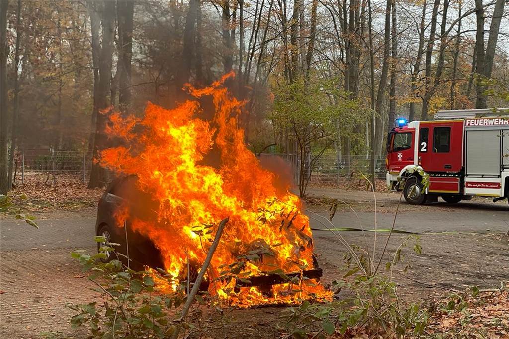 Brand in Dorsten: Feuerwehr rückt zu Mehrfamilienhaus aus Am Waldfriedhof in Wulfen-Barkenberg brannte am Sonntag ein Auto.