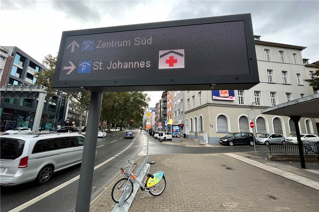 Politiker will Dortmunds Namen ändern: „Dortmund - Stadt des Parkleitsystems“ Am Wall in der Dortmunder Innenstadt sind die digitalen Anzeigetafeln schon an vielen Stellen zu sehen.