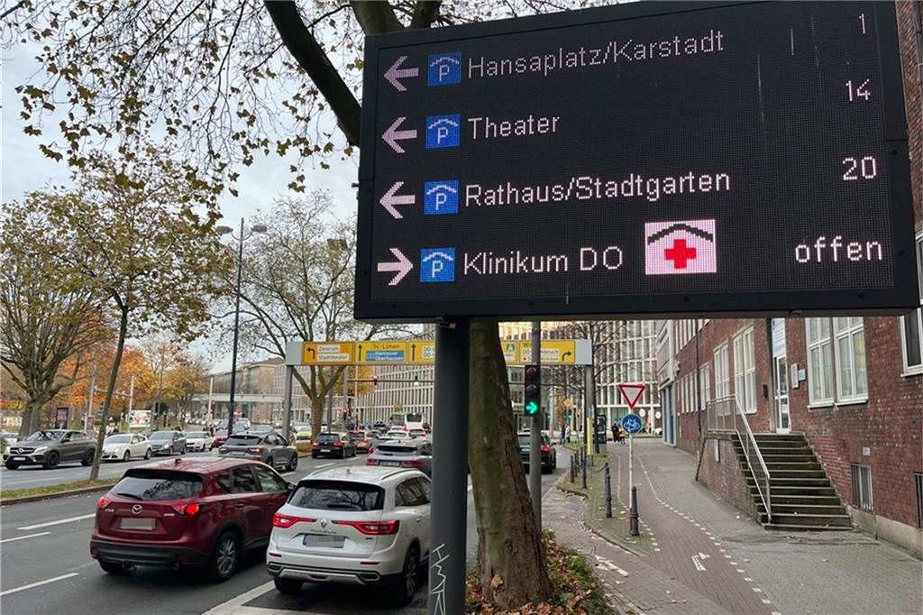 Parkleitsystem nach Monaten stellenweise aktiv: Wie voll ist es am Samstag in Dortmund? Am Wall nahe der Kreuzung zur Hohen Straße wird die Belegung mehrerer Parkhäuser angezeigt.