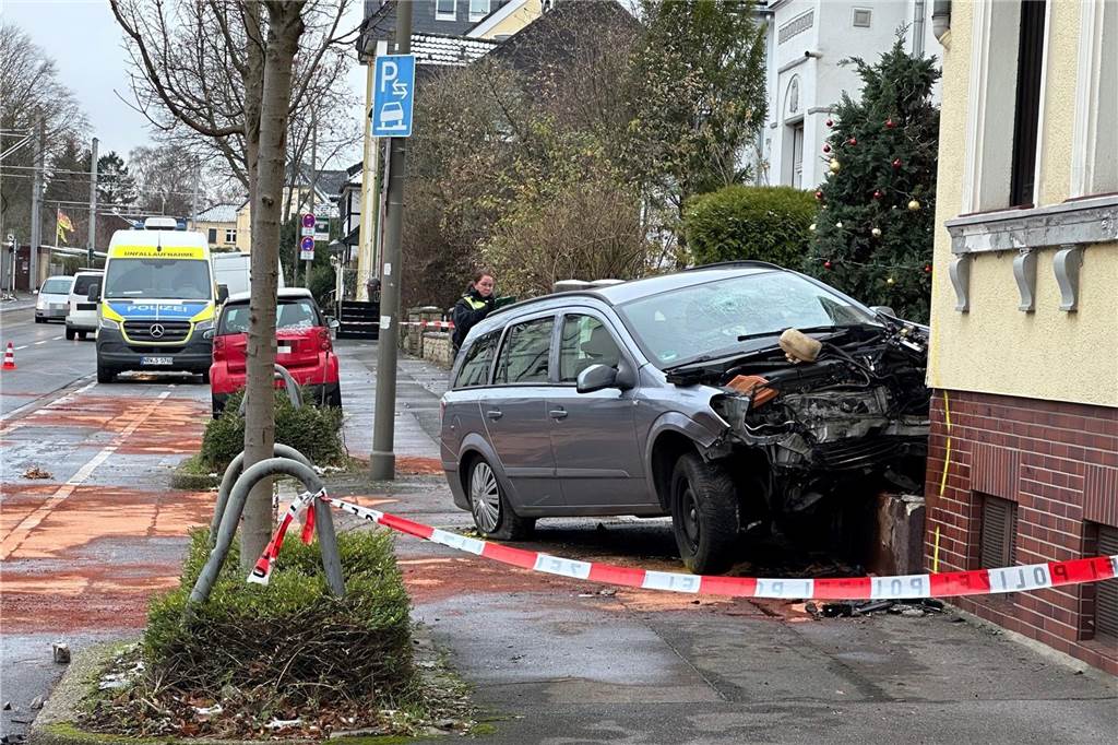 Welchen Anteil haben ältere Menschen an schweren Unfällen in Dortmund? Am Wickeder Hellweg ist im Dezember ein Auto gegen eine Hauswand gefahren. Der 82-jährige Autofahrer ist dabei gestorben. (Archiv)