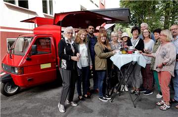 Am Willkommenscafé an der Erich-Kästner Schule machte das Kaffee-Mobil zum ersten Mal Station.