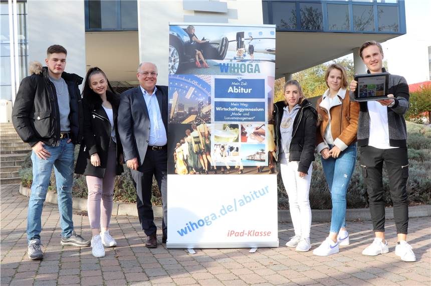 An der Wihoga ist Mode- und Luxusmanagement jetzt ein Schulfach Am Wirtschaftsgymnasium der Wihoga gibt es jetzt das Schulfach Mode- und Luxusmanagement. Im Sommer damit begonnen haben die Schüler (v.l.) Alexander Peters, Vanessa Schewe, Schullleiter Harald Becker, Mailin Kolessa, Rieke Prüser und Julien Buch.