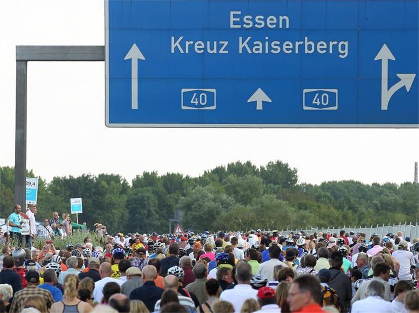 Drei Millionen Menschen feiern auf der Autobahn Am Wochenende die Riesensause - jetzt rasen die Autos wieder auf der A 40.