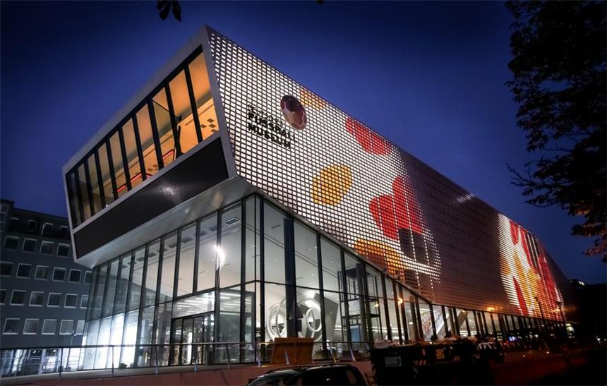 6000 Besucher kamen ins Deutsche Fußballmuseum Am Wochenende eröffnet das Deutsche Fußballmuseum.
