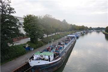 Am Wochenende lagen gleich fünf Binnenschiffe in Dorsten vor Anker - vor allem die "Ayla" (vorne) sorgte tagelang für Geruchsbelästigungen.