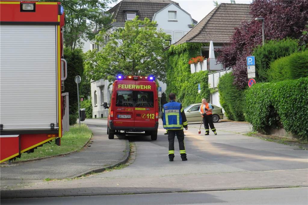 Bauarbeiter stürzt vier Meter tief: 29-Jähriger schwer verletzt Schwerte Feuerwehr Ölspur
