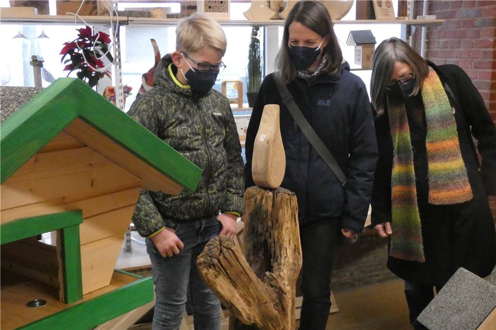 Mit „Hand und Herz“ bei der Sache: Alternative zum Adventsmarkt kommt an Am Wochenende schauten sich viele Besucher aus Vreden und Umgebung die Ausstellung des Vereins „Mit Hand und Herz“ an und kauften ein handgefertigtes Weihnachtsgeschenk aus Holz.