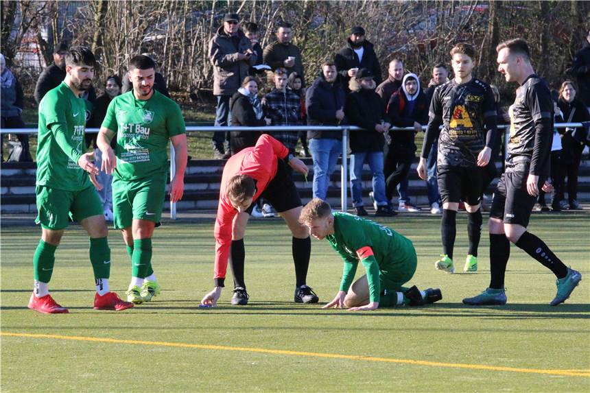 Der Überblick über die Ergebnisse am Wochenende Am Wochenende steht die nächste Runde bei den Amateurfußballern an - hier eine Szene aus dem Spitzenspiel SuS Oberaden gegen Kamener SC mit Schiedsrichter Sebastian Strube und Joshua Kusch am Boden.