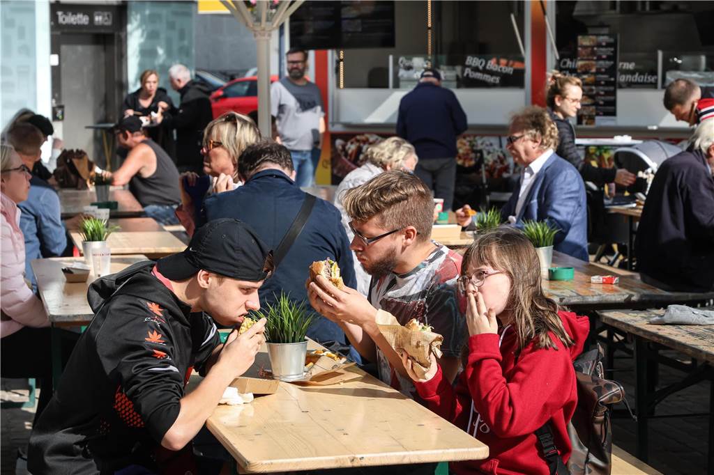 Premiere für Street-Food-Festival : Dortmunder Süden genießt auf dem Marktplatz
