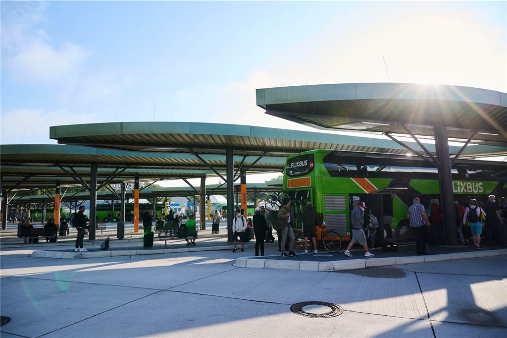 Bahn-Streik in NRW: So lief der Mittwoch im Regionalverkehr für Pendler Am Zentralen Omnibusbahnhof am Westkreuz warten Menschen auf Busse.